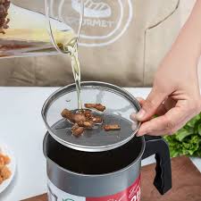 Kitchen oil pot with built-in strainer for filtering used cooking oil