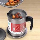 Kitchen oil pot with built-in strainer for filtering used cooking oil